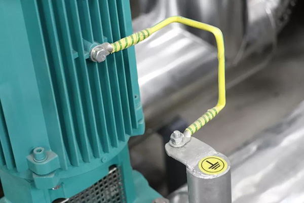 六安電機廠(chǎng)生產(chǎn)的高壓電機機外殼接地安裝牢固可靠，接地標識清晰可見(jiàn)。